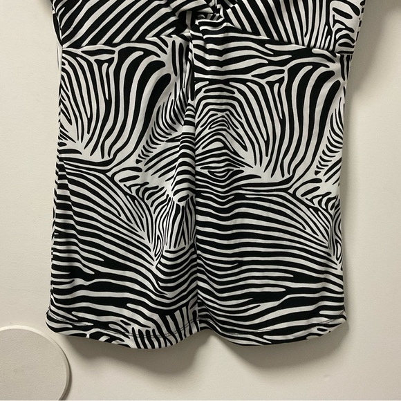 Striking Merona Black & White Cool Polyester Spandex Blend Short Sleeve Top! - Picture 3 of 13